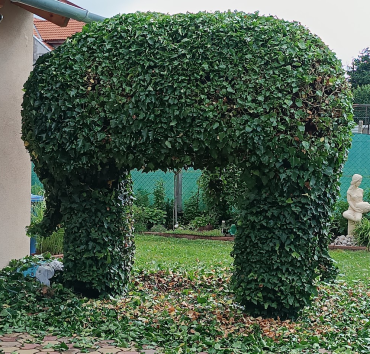 Elefánt - Hintaállványra futtatott borostyánból alakított elefánt figura